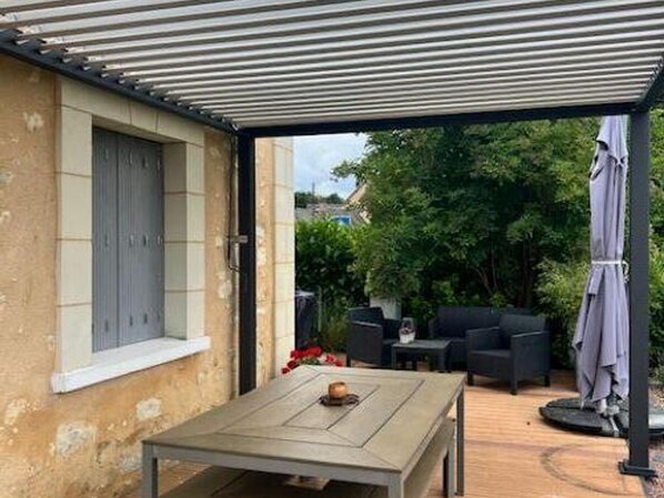 Outdoor dining - Charming Cottage with Modern Amenities, Large Garden, and Terrace in Scenic Touraine (Saint-Aubin-le-Dépeint)