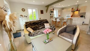 Unclassified image, 3 of 24, button - Charming Cottage with Modern Amenities, Large Garden, and Terrace in Scenic Touraine (Saint-Aubin-le-Dépeint)