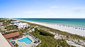 Een resort met een strand, een zwembad en uitzicht op de oceaan.