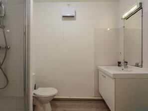 Towels - Cozy Studio with Terrace, Parking, Near Beaches & Amenities in Anglet (Anglet)