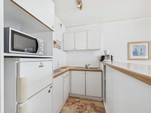 Fridge, microwave, stovetop