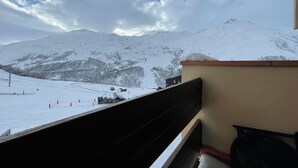 A view of a snow-covered mountain with ski slopes and a ski lift in the background. - Cozy Studio for 3, Ski-in/Ski-out, Balcony, South Exposure, Preyerand, Les Menuires (Les Menuires)