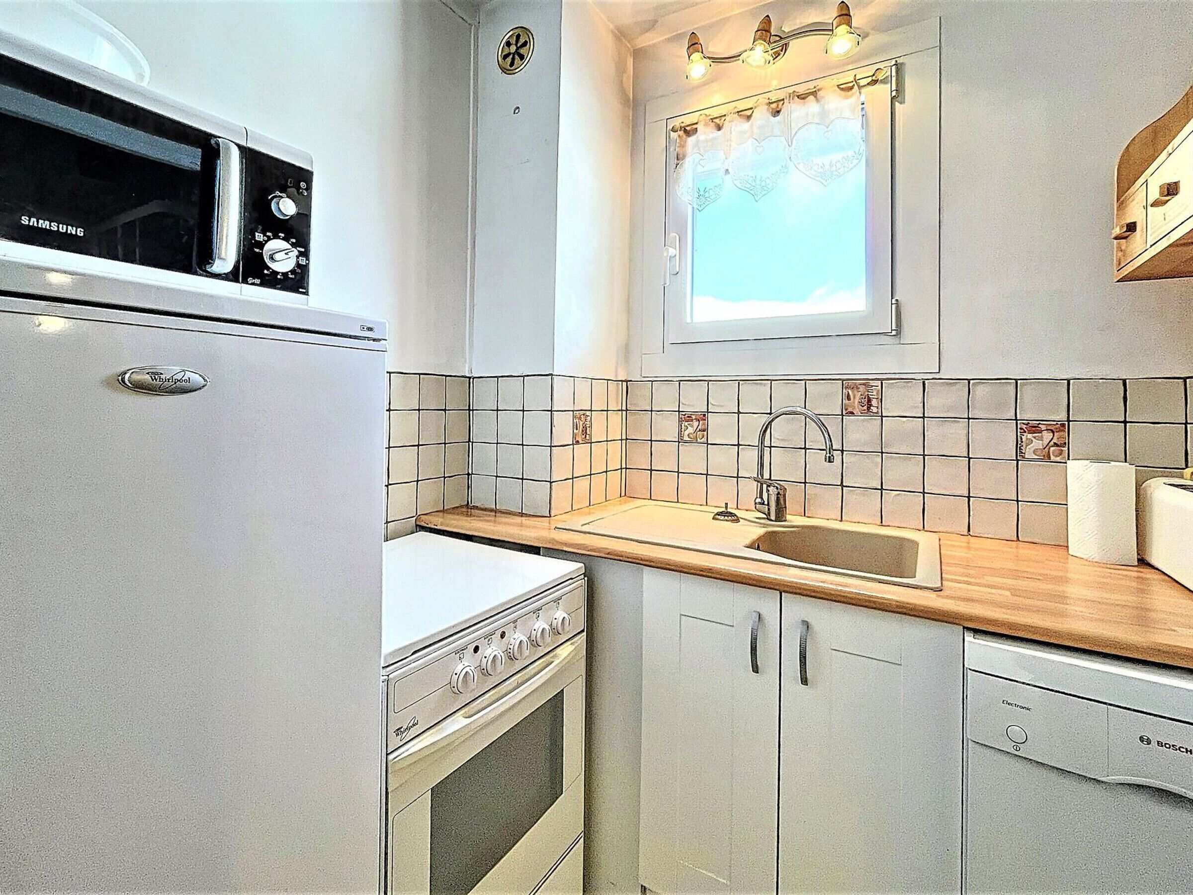 Fridge, microwave, dishwasher, coffee/tea maker