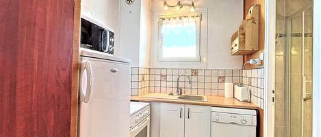 Een koelkast, een microgolfoven, een vaatwasser