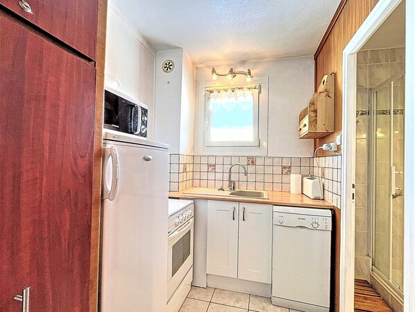 Jääkaappi, mikroaaltouuni, astianpesukone, kahvin-/teenkeitin