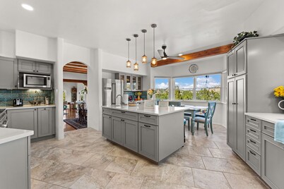 Private 15 Acres | Hot Tub + Views | Close to Plaza | Monthly Rates