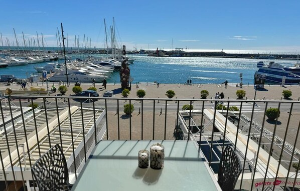 Outdoor dining - Sunlit Apartment in Cambrils Center - Wi-Fi, A/C, Close to Attractions (Cambrils)