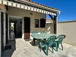 Outdoor dining - House with terrace, near beach and shops (La Palmyre)