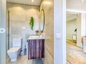 A modern bathroom with a toilet, sink, and shower. - Charming renovated apartment with balcony near the promenade in Estepona (Estepona)