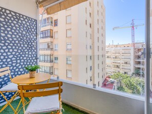 Outdoor dining - Charming renovated apartment with balcony near the promenade in Estepona (Estepona)