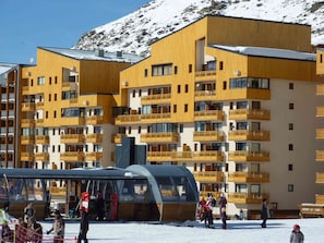 A multi-story hotel with balconies and a ski lift in the background. - Renovated 18m² Apartment, Val Thorens - 2 people, balcony, near slopes (Val Thorens)