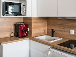 Køleskab, mikrobølgeovn, ovn, kaffe-/temaskine