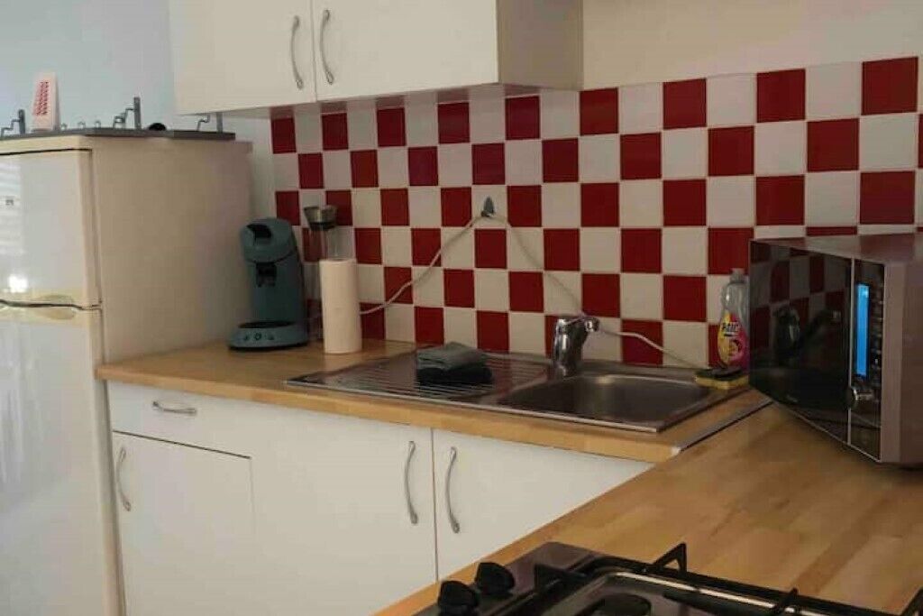 Réfrigérateur, micro-ondes, plaque de cuisson, cafetière/bouilloire