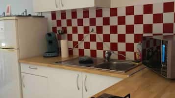 Réfrigérateur, micro-ondes, plaque de cuisson, cafetiÚre/bouilloire