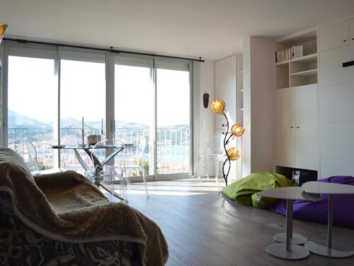 Modern apartment for 4 with sea view, parking, dishwasher, and washing machine