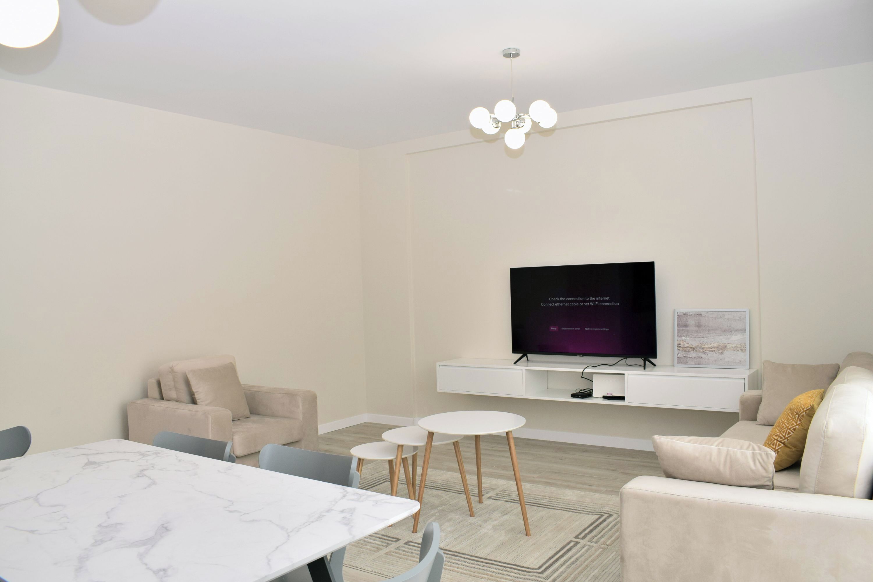 Căn hộ dành cho gia đình, nhiều phòng ngủ (White Moon Apartment 302) | Khu phòng khách | TV màn hình phẳng 21-inch có truyền hình cáp 