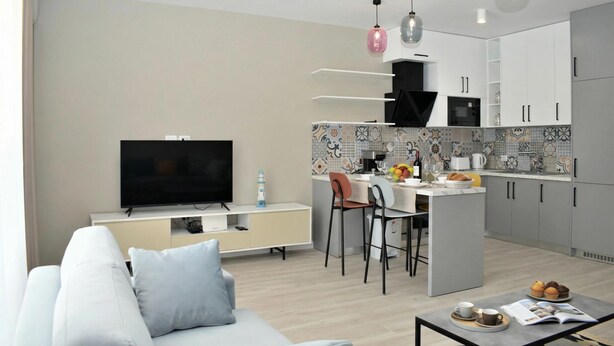Departamento estándar, 1 habitación, balcón (White Moon Apartment 301) | Área de sala de estar | Televisión de pantalla plana 