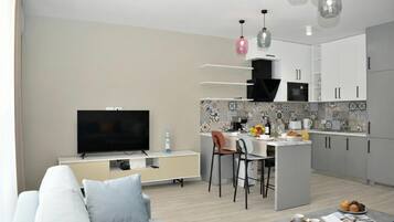 Standard-Apartment, Mehrere Schlafzimmer (White Moon Apartment 301) | Wohnbereich | 21-Zoll-Flachbildfernseher mit Kabelempfang
