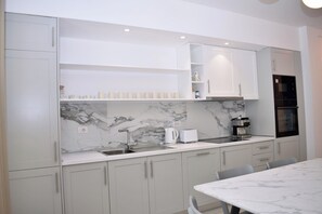 Private kitchen - White Moon Apartments (Ishëm)