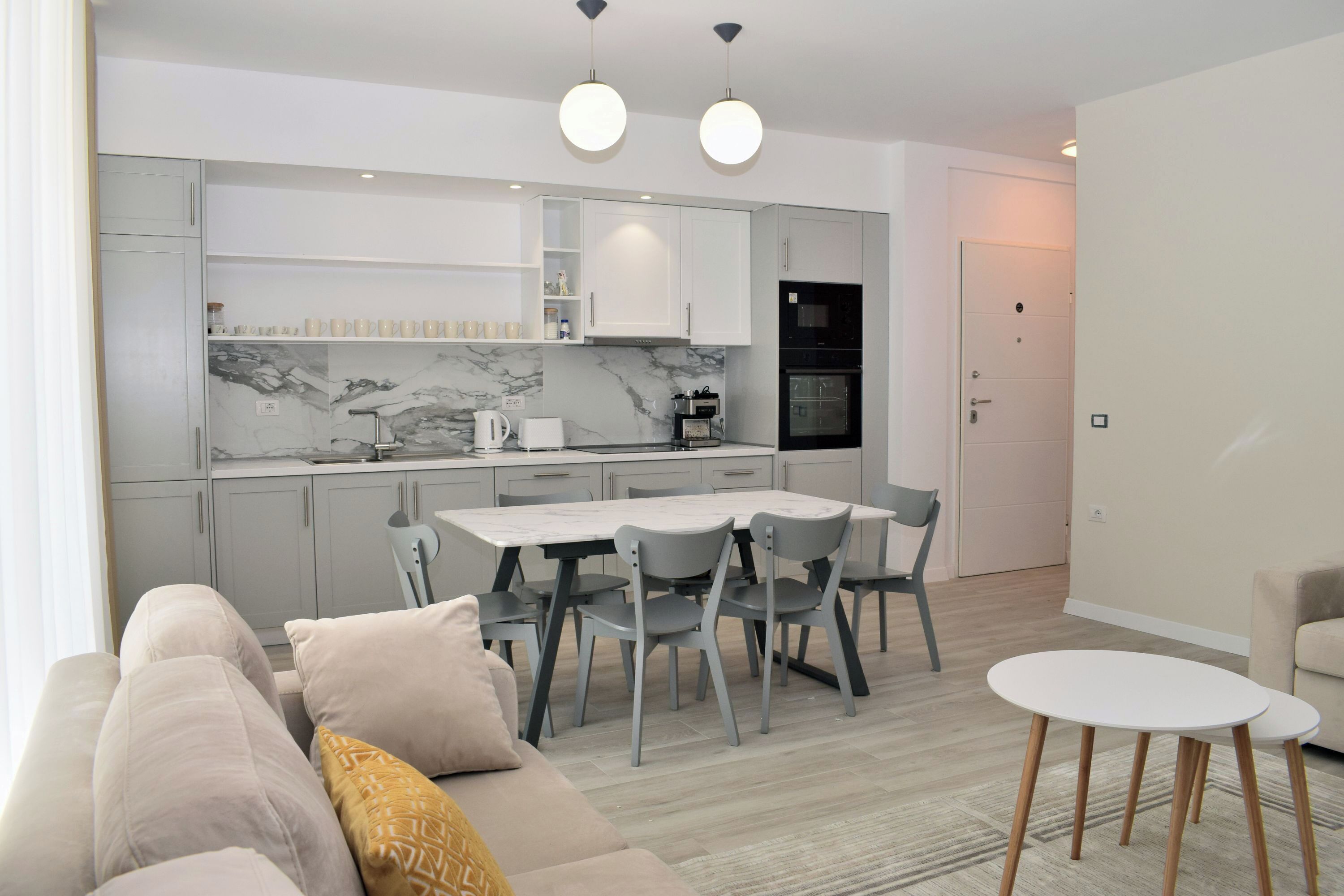 Familienapartment, Mehrere Schlafzimmer (White Moon Apartment 302) | Wohnbereich | 21-Zoll-Flachbildfernseher mit Kabelempfang