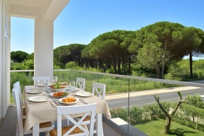 Outdoor dining - White Moon Apartments (Ishëm)