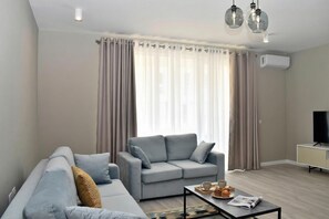 21-inch flat-screen TV with cable channels - White Moon Apartments (Ishëm)