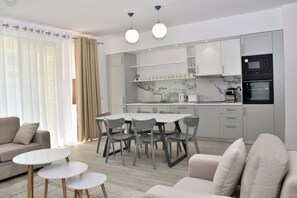 Departamento familiar, varias habitaciones (White Moon Apartment 302) | Área de sala de estar | Televisión de pantalla plana de 21 pulgadas con canales por cable 