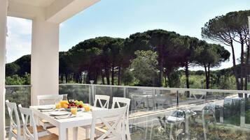 Family Apartment, Multiple Bedrooms (White Moon Apartment 302) | Outdoor dining