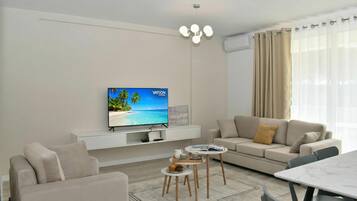 Familienapartment, Mehrere Schlafzimmer (White Moon Apartment 302) | Wohnbereich | 21-Zoll-Flachbildfernseher mit Kabelempfang