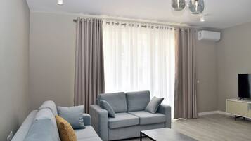 Appartement Standard, plusieurs chambres (White Moon Apartment 301) | Aire de séjour | Téléviseur à écran plat de 21 po avec télévision par câble