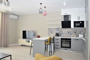 Lägenhet Standard - flera sovrum (White Moon Apartment 301) | Eget kök | Kylskåp, mikrovågsugn, ugn och spishäll