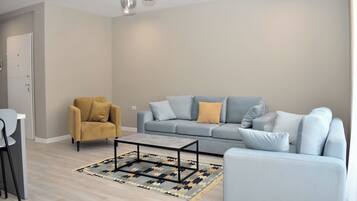 Standard-Apartment, Mehrere Schlafzimmer (White Moon Apartment 301) | Wohnbereich | 21-Zoll-Flachbildfernseher mit Kabelempfang