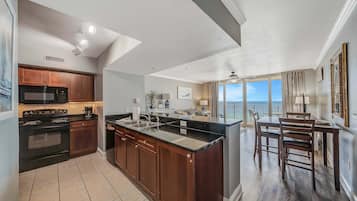 Réfrigérateur, micro-ondes, four, plaque de cuisson