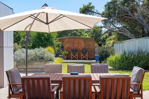 Outdoor dining - Sunseeker: 3  BR, 2  BA House in Blairgowrie , Sleeps 10 (Blairgowrie)