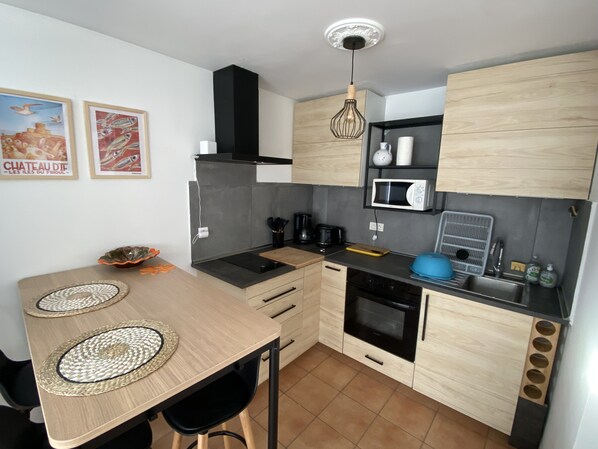 Microondas, horno y placa de cocina