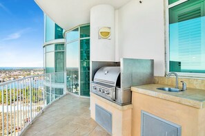 A balcony with a built-in grill and sink, overlooking a residential area. - Escape to one of the Gulf Coast's premier destinations. Turquoise Place in Orange Beach, Alabama (Orange Beach)