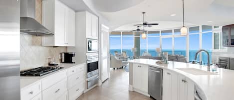 Een microgolfoven, een kookplaat, een vaatwasser