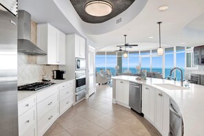 Microwave, stovetop, dishwasher, coffee/tea maker - TURQUOISE Place, 4bed 4bath, All King Beds. Clean.Luxury. AUGUST 20% off. (Orange Beach)