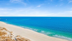 Una platja amb aigua cristal·lina blava i una riba sorrenca.