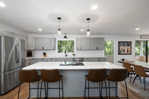 Fridge, microwave, oven, stovetop - Cozy Bungalow Near Silver Dollar City and Table Rock Lake, Branson (Branson)