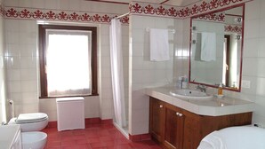 Ein Badezimmer mit Toilette, Bidet und Badewanne.