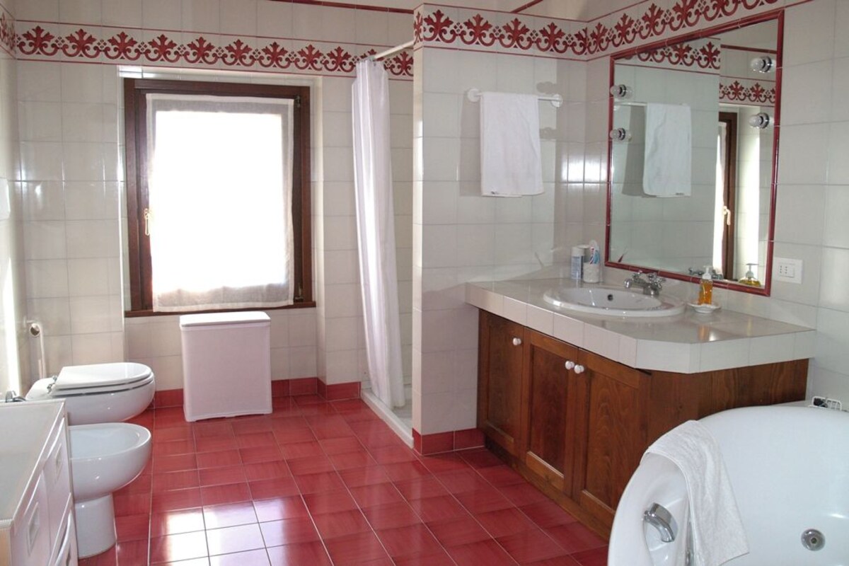 Ein Badezimmer mit Toilette, Bidet und Badewanne.