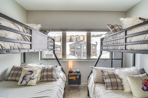 Appartement (4 Bedrooms) | 4 chambres, fer et planche à repasser, literie fournie