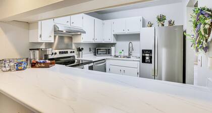 Updated Tallahassee Townhome: 3 Mi to Downtown!