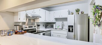 Updated Tallahassee Townhome: 3 Mi to Downtown!