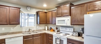 Fire Pit + Covered Patio: Bullhead City Escape!