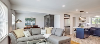 Pet-friendly Tomball Cottage: Steps to Downtown!