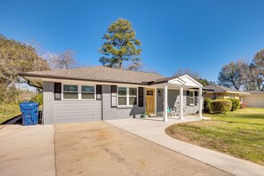 Cottage (2 Bedrooms) | Interior - Pet-friendly Tomball Cottage: Steps to Downtown! (Tomball)