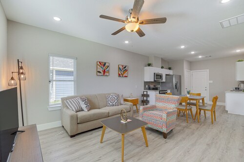 Quiet Houston Home - 9 Mi to Downtown Aquarium!