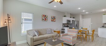 Quiet Houston Home - 9 Mi to Downtown Aquarium!